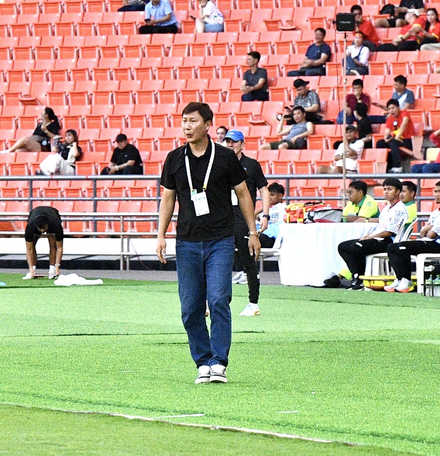 90 phút "căng như dây đàn" của HLV Kim Sang-sik rồi vỡ oà hạnh phúc, ăn mừng 3s đã vội nhắc cầu thủ 1 điều- Ảnh 1.