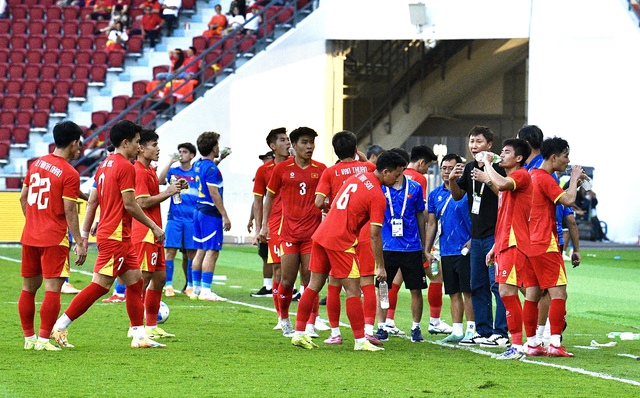 90 phút "căng như dây đàn" của HLV Kim Sang-sik rồi vỡ oà hạnh phúc, ăn mừng 3s đã vội nhắc cầu thủ 1 điều- Ảnh 3.