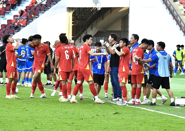 90 phút "căng như dây đàn" của HLV Kim Sang-sik rồi vỡ oà hạnh phúc, ăn mừng 3s đã vội nhắc cầu thủ 1 điều- Ảnh 2.