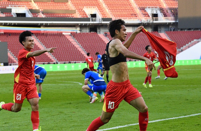 Phỏng vấn nhanh "Lamine Yamal xứ Thanh" - cầu thủ ghi bàn phút cuối giúp U22 Việt Nam vào chung kết SEA Games- Ảnh 4. Phỏng vấn nhanh "Lamine Yamal xứ Thanh" - cầu thủ ghi bàn phút cuối giúp U22 Việt Nam vào chung kết SEA Games- Ảnh 4.