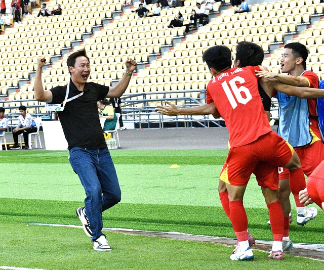 90 phút "căng như dây đàn" của HLV Kim Sang-sik rồi vỡ oà hạnh phúc, ăn mừng 3s đã vội nhắc cầu thủ 1 điều- Ảnh 10.