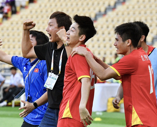 90 phút "căng như dây đàn" của HLV Kim Sang-sik rồi vỡ oà hạnh phúc, ăn mừng 3s đã vội nhắc cầu thủ 1 điều- Ảnh 13.