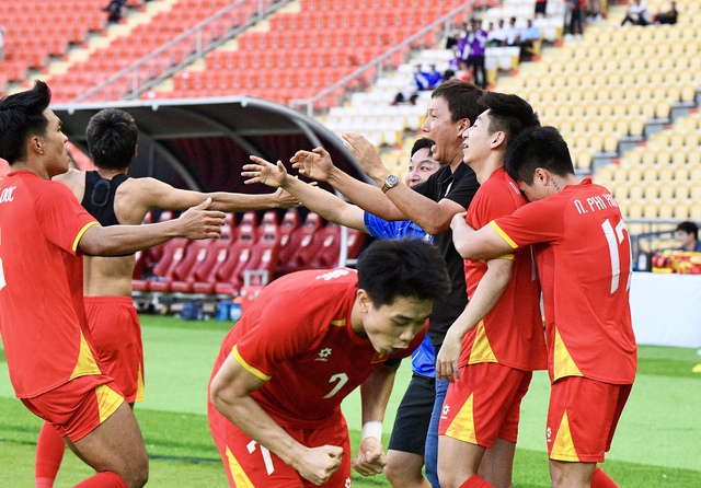 90 phút "căng như dây đàn" của HLV Kim Sang-sik rồi vỡ oà hạnh phúc, ăn mừng 3s đã vội nhắc cầu thủ 1 điều- Ảnh 14.