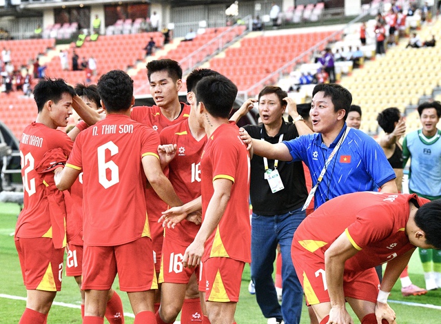 90 phút "căng như dây đàn" của HLV Kim Sang-sik rồi vỡ oà hạnh phúc, ăn mừng 3s đã vội nhắc cầu thủ 1 điều- Ảnh 15.