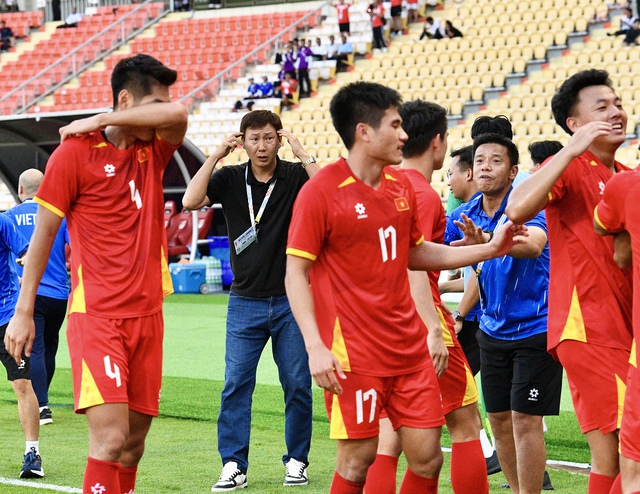 90 phút "căng như dây đàn" của HLV Kim Sang-sik rồi vỡ oà hạnh phúc, ăn mừng 3s đã vội nhắc cầu thủ 1 điều- Ảnh 16.
