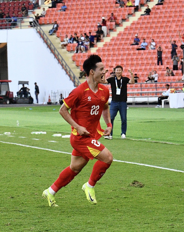 Nam thần 2k3 ăn mừng như Ronaldo, nói 1 câu cực ý nghĩa khi ghi bàn giúp U22 Việt Nam vào chung kết SEA Games- Ảnh 3.