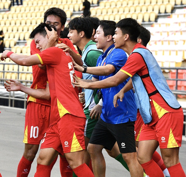 Nam thần 2k3 ăn mừng như Ronaldo, nói 1 câu cực ý nghĩa khi ghi bàn giúp U22 Việt Nam vào chung kết SEA Games- Ảnh 14.