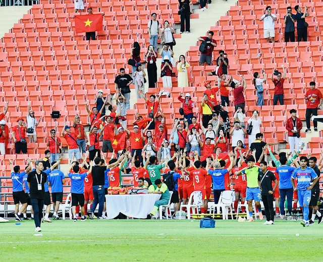 90 phút "căng như dây đàn" của HLV Kim Sang-sik rồi vỡ oà hạnh phúc, ăn mừng 3s đã vội nhắc cầu thủ 1 điều- Ảnh 18.