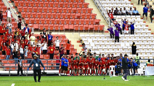 90 phút "căng như dây đàn" của HLV Kim Sang-sik rồi vỡ oà hạnh phúc, ăn mừng 3s đã vội nhắc cầu thủ 1 điều- Ảnh 19.