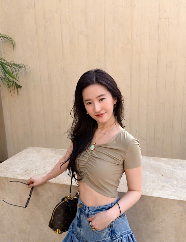 Thân hình "giả dối" của Lưu Diệc Phi- Ảnh 1.