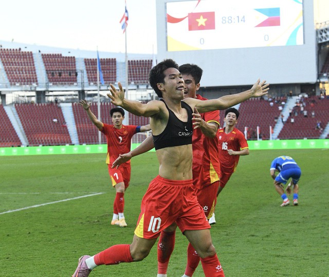 3 phút ghi 2 bàn để vào chung kết SEA Games, U22 Việt Nam khiến trăm triệu người hâm mộ bùng nổ cảm xúc- Ảnh 1.