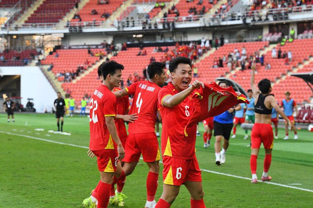 3 phút ghi 2 bàn để vào chung kết SEA Games, U22 Việt Nam khiến trăm triệu người hâm mộ bùng nổ cảm xúc- Ảnh 4.