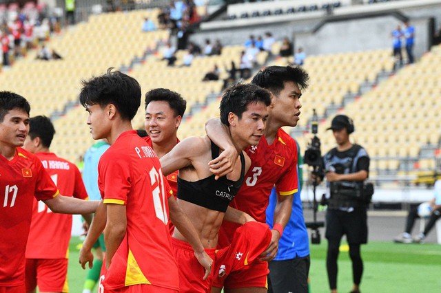 3 phút ghi 2 bàn để vào chung kết SEA Games, U22 Việt Nam khiến trăm triệu người hâm mộ bùng nổ cảm xúc- Ảnh 3.