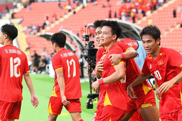 3 phút ghi 2 bàn để vào chung kết SEA Games, U22 Việt Nam khiến trăm triệu người hâm mộ bùng nổ cảm xúc- Ảnh 12.
