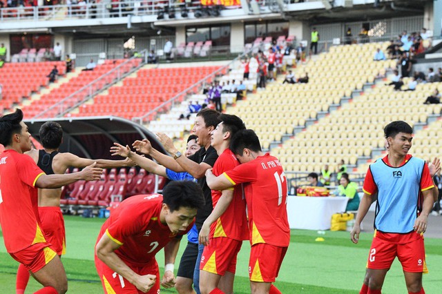 3 phút ghi 2 bàn để vào chung kết SEA Games, U22 Việt Nam khiến trăm triệu người hâm mộ bùng nổ cảm xúc- Ảnh 15.