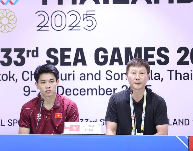 HLV Kim Sang-sik tự hào chấm các cầu thủ Việt Nam 120 trên thang điểm 100 vì chiến thắng đầy cảm xúc ở SEA Games- Ảnh 1. HLV Kim Sang-sik tự hào chấm các cầu thủ Việt Nam 120 trên thang điểm 100 vì chiến thắng đầy cảm xúc ở SEA Games- Ảnh 1.