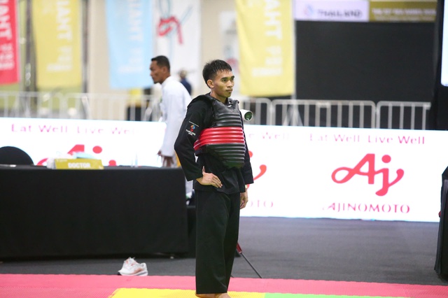 VĐV Minh Triết bị đối thủ Malayisa đánh vào cổ, đổ gục trên sàn Pencak Silat tại SEA Games phải đưa đi cấp cứu gấp- Ảnh 9. VĐV Minh Triết bị đối thủ Malayisa đánh vào cổ, đổ gục trên sàn Pencak Silat tại SEA Games phải đưa đi cấp cứu gấp- Ảnh 9.