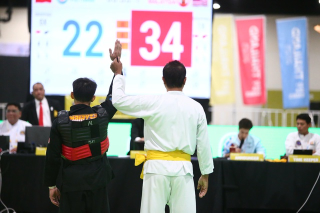 VĐV Minh Triết bị đối thủ Malayisa đánh vào cổ, đổ gục trên sàn Pencak Silat tại SEA Games phải đưa đi cấp cứu gấp- Ảnh 7. VĐV Minh Triết bị đối thủ Malayisa đánh vào cổ, đổ gục trên sàn Pencak Silat tại SEA Games phải đưa đi cấp cứu gấp- Ảnh 7.