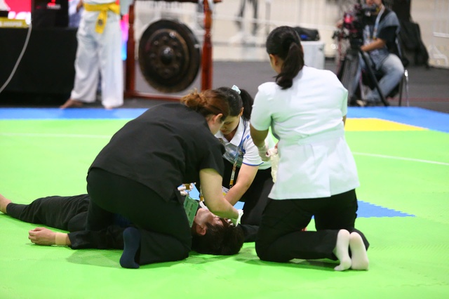 VĐV Minh Triết bị đối thủ Malayisa đánh vào cổ, đổ gục trên sàn Pencak Silat tại SEA Games phải đưa đi cấp cứu gấp- Ảnh 6. VĐV Minh Triết bị đối thủ Malayisa đánh vào cổ, đổ gục trên sàn Pencak Silat tại SEA Games phải đưa đi cấp cứu gấp- Ảnh 6.