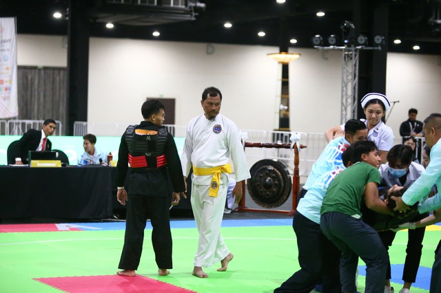 VĐV Minh Triết bị đối thủ Malayisa đánh vào cổ, đổ gục trên sàn Pencak Silat tại SEA Games phải đưa đi cấp cứu gấp- Ảnh 8. VĐV Minh Triết bị đối thủ Malayisa đánh vào cổ, đổ gục trên sàn Pencak Silat tại SEA Games phải đưa đi cấp cứu gấp- Ảnh 8.