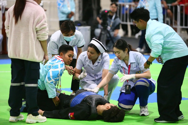 VĐV Minh Triết bị đối thủ Malayisa đánh vào cổ, đổ gục trên sàn Pencak Silat tại SEA Games phải đưa đi cấp cứu gấp- Ảnh 5. VĐV Minh Triết bị đối thủ Malayisa đánh vào cổ, đổ gục trên sàn Pencak Silat tại SEA Games phải đưa đi cấp cứu gấp- Ảnh 5.