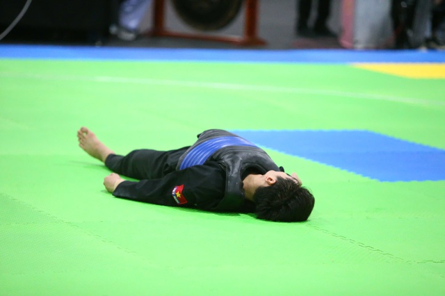 VĐV Minh Triết bị đối thủ Malayisa đánh vào cổ, đổ gục trên sàn Pencak Silat tại SEA Games phải đưa đi cấp cứu gấp- Ảnh 1. VĐV Minh Triết bị đối thủ Malayisa đánh vào cổ, đổ gục trên sàn Pencak Silat tại SEA Games phải đưa đi cấp cứu gấp- Ảnh 1.