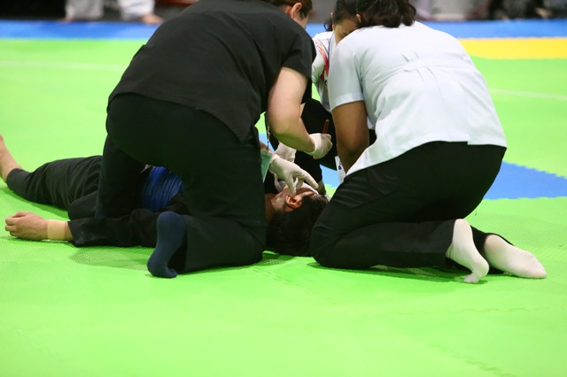 VĐV Minh Triết bị đối thủ Malayisa đánh vào cổ, đổ gục trên sàn Pencak Silat tại SEA Games phải đưa đi cấp cứu gấp- Ảnh 4. VĐV Minh Triết bị đối thủ Malayisa đánh vào cổ, đổ gục trên sàn Pencak Silat tại SEA Games phải đưa đi cấp cứu gấp- Ảnh 4.