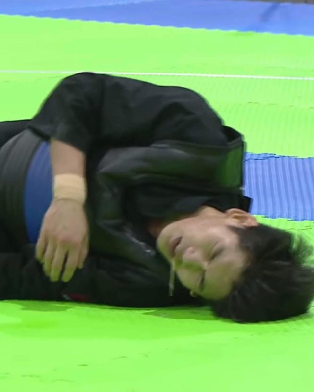 Võ sĩ Việt Nam uất ức khóc ngay trên sàn đấu vì bị xử thua Thái Lan rất khó hiểu ở SEA Games 33- Ảnh 2. Võ sĩ Việt Nam uất ức khóc ngay trên sàn đấu vì bị xử thua Thái Lan rất khó hiểu ở SEA Games 33- Ảnh 2.