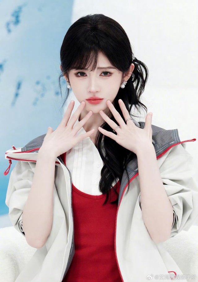 “Mỹ nữ 4000 năm có một” khổ trăm bề vì công ty quản lý- Ảnh 2. “Mỹ nữ 4000 năm có một” khổ trăm bề vì công ty quản lý- Ảnh 2.