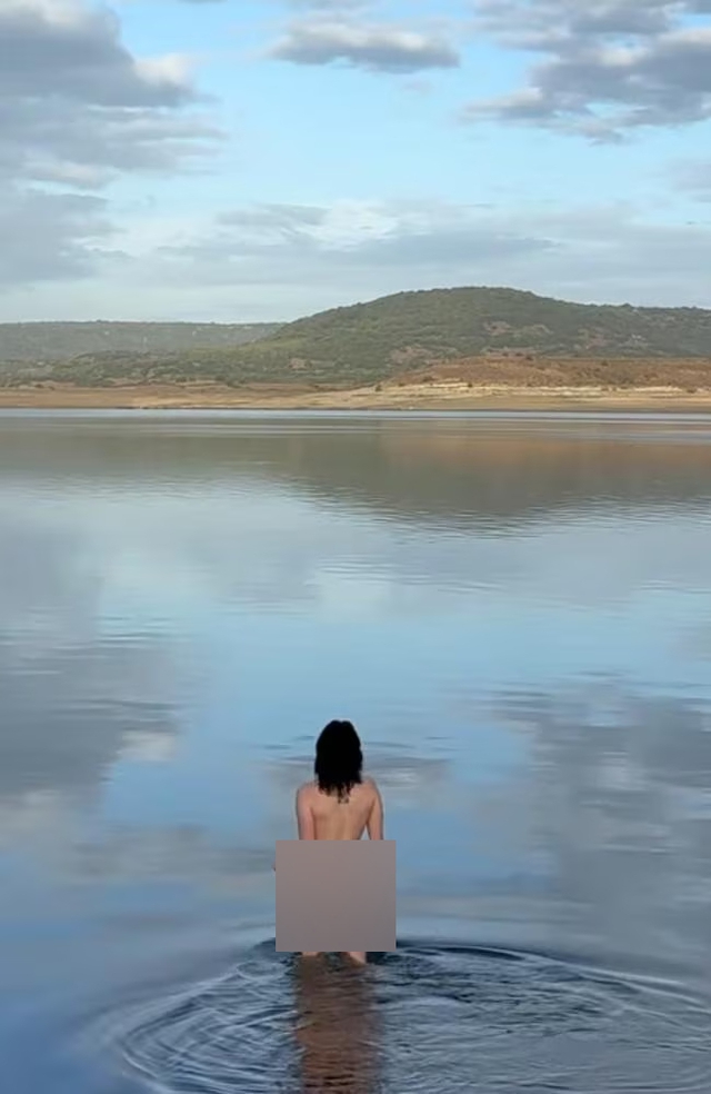 Sốc: Rầm rộ clip khỏa thân của nữ diễn viên phim giờ vàng- Ảnh 2. Sốc: Rầm rộ clip khỏa thân của nữ diễn viên phim giờ vàng- Ảnh 2.