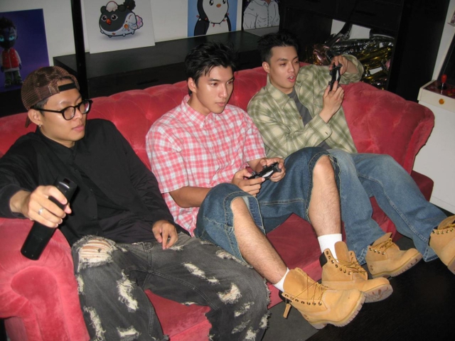 Ai là nam chính phim Tết của Trường Giang: HIEUTHUHAI, NEGAV hay nam ca sĩ vừa bị cấm diễn?- Ảnh 2. Ai là nam chính phim Tết của Trường Giang: HIEUTHUHAI, NEGAV hay nam ca sĩ vừa bị cấm diễn?- Ảnh 2.