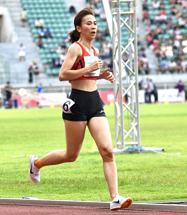 Nguyễn Thị Oanh tạo kỳ tích, xô đổ kỷ lục của chính mình giành hat-trick HCV SEA Games 33- Ảnh 9. Nguyễn Thị Oanh tạo kỳ tích, xô đổ kỷ lục của chính mình giành hat-trick HCV SEA Games 33- Ảnh 9.