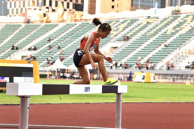 Nguyễn Thị Oanh tạo kỳ tích, xô đổ kỷ lục của chính mình giành hat-trick HCV SEA Games 33- Ảnh 8. Nguyễn Thị Oanh tạo kỳ tích, xô đổ kỷ lục của chính mình giành hat-trick HCV SEA Games 33- Ảnh 8.