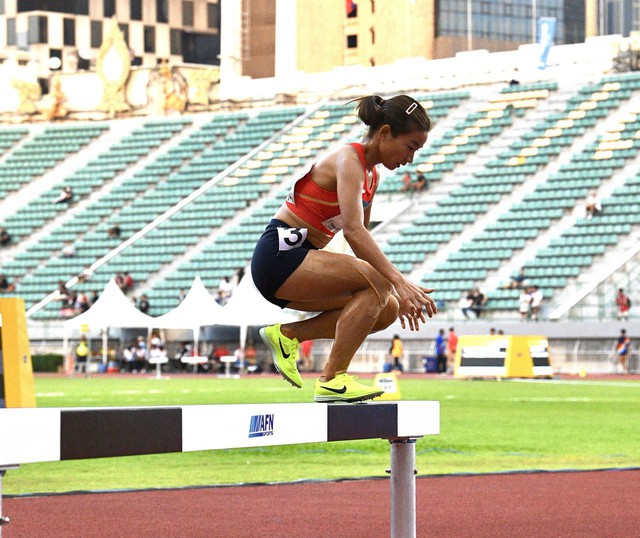 Nguyễn Thị Oanh tạo kỳ tích, xô đổ kỷ lục của chính mình giành hat-trick HCV SEA Games 33- Ảnh 7. Nguyễn Thị Oanh tạo kỳ tích, xô đổ kỷ lục của chính mình giành hat-trick HCV SEA Games 33- Ảnh 7.