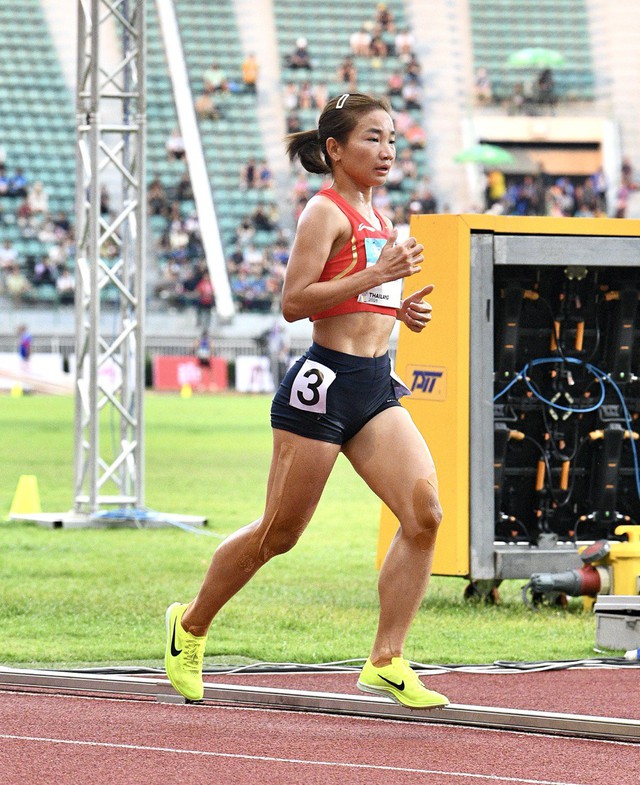 Nguyễn Thị Oanh tạo kỳ tích, xô đổ kỷ lục của chính mình giành hat-trick HCV SEA Games 33- Ảnh 6. Nguyễn Thị Oanh tạo kỳ tích, xô đổ kỷ lục của chính mình giành hat-trick HCV SEA Games 33- Ảnh 6.