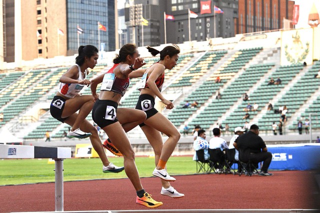 Nguyễn Thị Oanh tạo kỳ tích, xô đổ kỷ lục của chính mình giành hat-trick HCV SEA Games 33- Ảnh 10. Nguyễn Thị Oanh tạo kỳ tích, xô đổ kỷ lục của chính mình giành hat-trick HCV SEA Games 33- Ảnh 10.