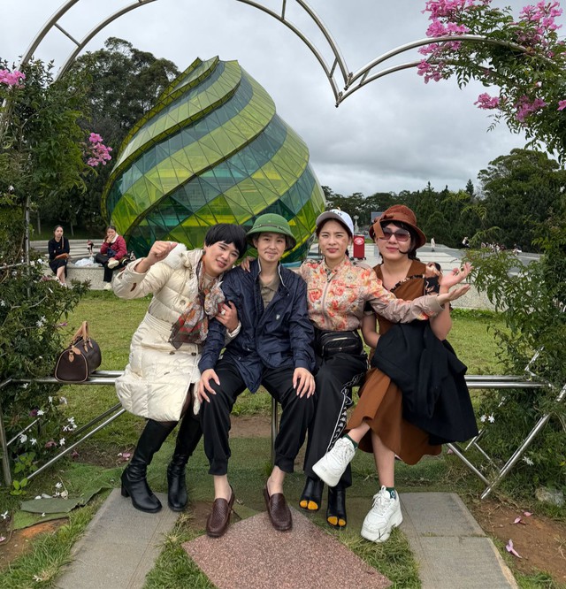 “Vũ trụ Hồng Thơ” rủ nhau đu trend trạm tỷ nhưng cái kết lạ lắm!- Ảnh 1. “Vũ trụ Hồng Thơ” rủ nhau đu trend trạm tỷ nhưng cái kết lạ lắm!- Ảnh 1.