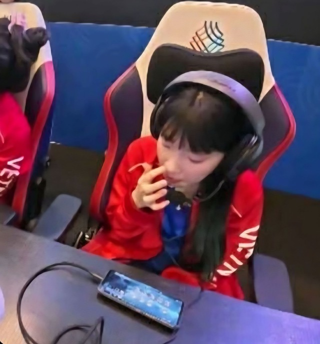 Bức ảnh viral nhất hôm nay: Dáng ngồi ung dung mang về tấm HCV SEA Games cho Liên Quân Mobile Việt Nam- Ảnh 3.