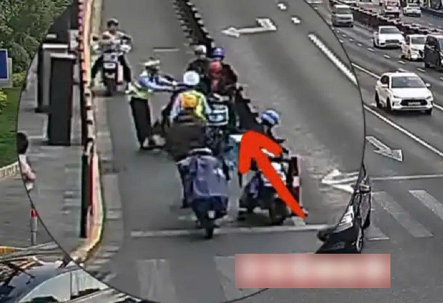 Nam shipper bất ngờ lên cơn động kinh khi đang đi giao đồ ăn, hiện trường khiến người đi đường hốt hoảng- Ảnh 1. Nam shipper bất ngờ lên cơn động kinh khi đang đi giao đồ ăn, hiện trường khiến người đi đường hốt hoảng- Ảnh 1.