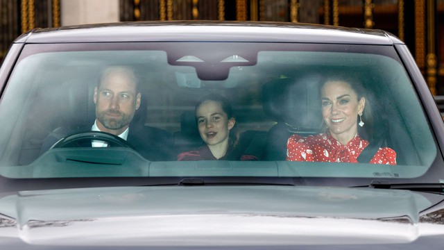 Giáng sinh Hoàng gia: Vợ chồng William - Kate chiếm trọn "spotlight", con riêng của bà Camilla bất ngờ vắng mặt báo hiệu điều gì?- Ảnh 1. Giáng sinh Hoàng gia: Vợ chồng William - Kate chiếm trọn "spotlight", con riêng của bà Camilla bất ngờ vắng mặt báo hiệu điều gì?- Ảnh 1.