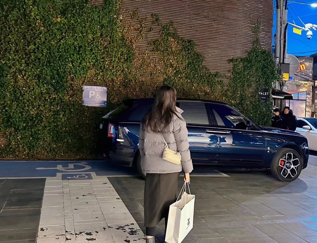 Bùng nổ tin “anh sếp showbiz” bỏ nàng thơ cặp kè nữ CEO có chồng, lái siêu xe 11 tỷ đưa nhân tình đi chơi- Ảnh 2. Bùng nổ tin “anh sếp showbiz” bỏ nàng thơ cặp kè nữ CEO có chồng, lái siêu xe 11 tỷ đưa nhân tình đi chơi- Ảnh 2.