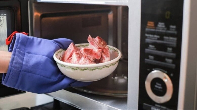 Rã đông thịt đừng chỉ ngâm với nước, làm 2 mẹo này vừa nhanh mà thịt không tanh, không hôi- Ảnh 2.