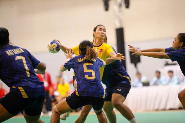 Bùng nổ cảm xúc SEA Games 33: Hạ Thái Lan giành HCV, cầu thủ bóng ném Việt Nam khóc nức nở vì hạnh phúc- Ảnh 6.