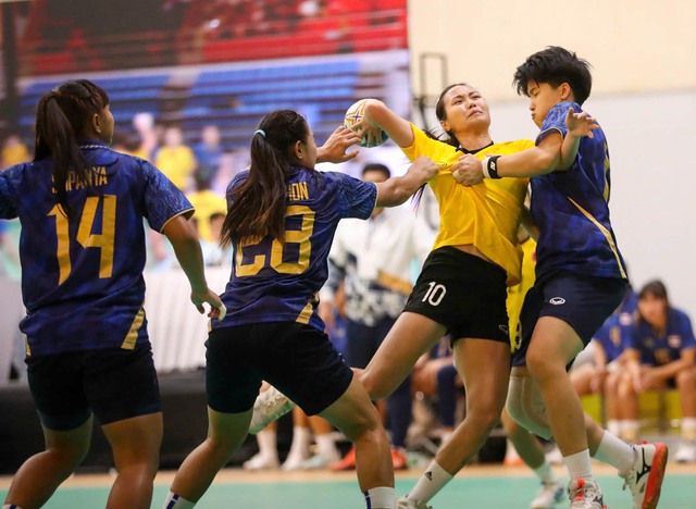 Bùng nổ cảm xúc SEA Games 33: Hạ Thái Lan giành HCV, cầu thủ bóng ném Việt Nam khóc nức nở vì hạnh phúc- Ảnh 9.