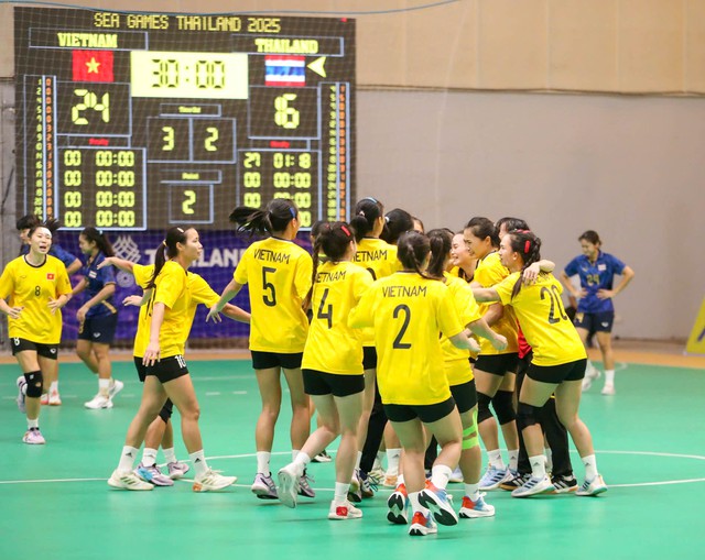 Bùng nổ cảm xúc SEA Games 33: Hạ Thái Lan giành HCV, cầu thủ bóng ném Việt Nam khóc nức nở vì hạnh phúc- Ảnh 4.