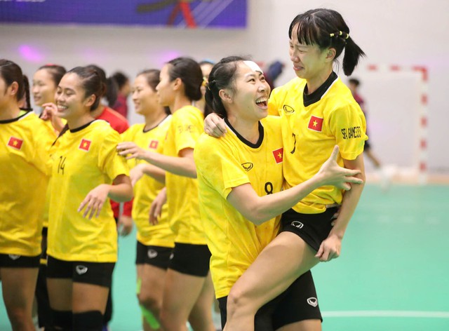 Bùng nổ cảm xúc SEA Games 33: Hạ Thái Lan giành HCV, cầu thủ bóng ném Việt Nam khóc nức nở vì hạnh phúc- Ảnh 3.
