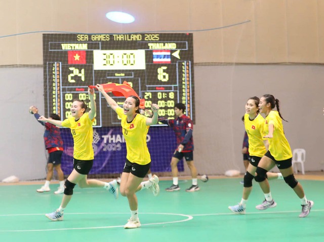 Bùng nổ cảm xúc SEA Games 33: Hạ Thái Lan giành HCV, cầu thủ bóng ném Việt Nam khóc nức nở vì hạnh phúc- Ảnh 2.