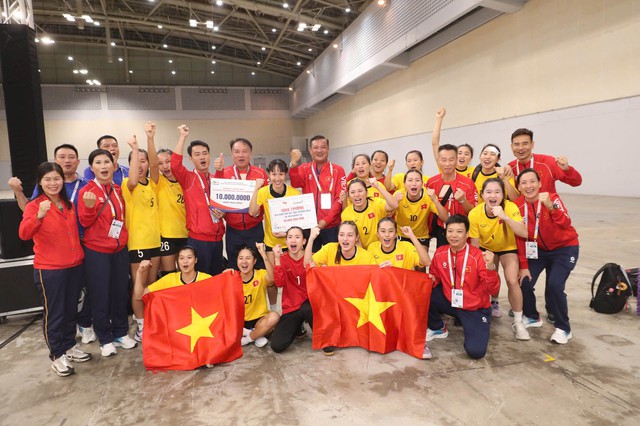 Bùng nổ cảm xúc SEA Games 33: Hạ Thái Lan giành HCV, cầu thủ bóng ném Việt Nam khóc nức nở vì hạnh phúc- Ảnh 10.