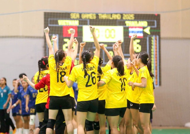 Bùng nổ cảm xúc SEA Games 33: Hạ Thái Lan giành HCV, cầu thủ bóng ném Việt Nam khóc nức nở vì hạnh phúc- Ảnh 1.