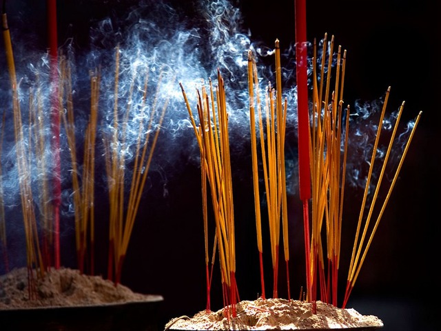 3 kiêng kị khi thắp hương cuối năm- Ảnh 1.